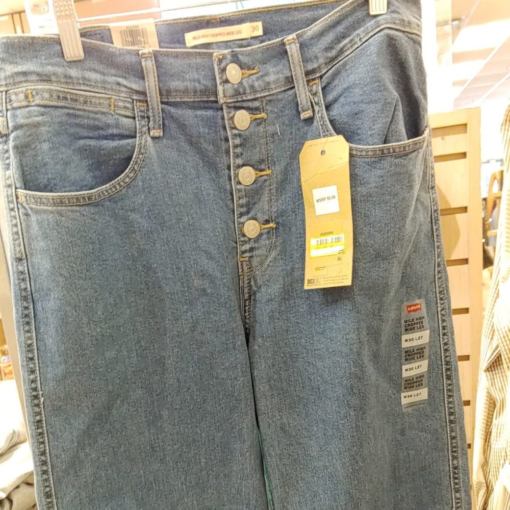 Levi's Women's High Rise Wide Leg Cropped Jeans - Picture 2 of 8